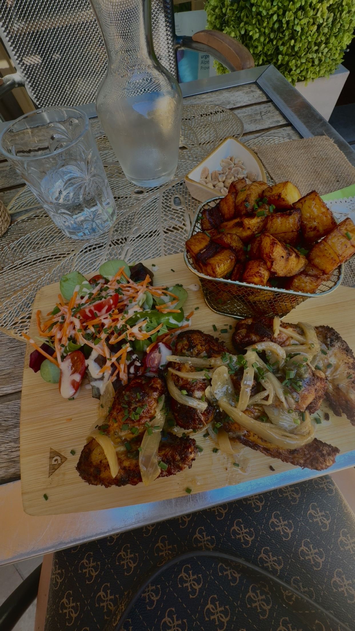 Planche de poulet grillé aux oignons avec alloco doré et salade