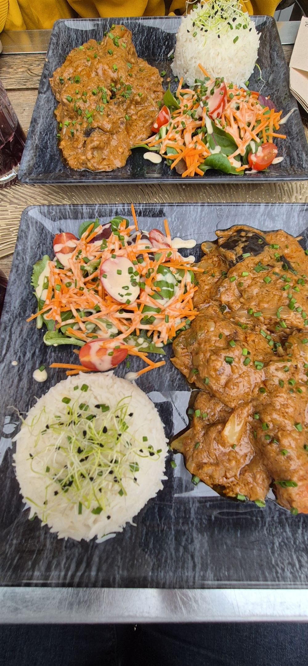 Mafé de bœuf nappé de sauce à la cacahuète, riz blanc aux jeunes pousses et salade