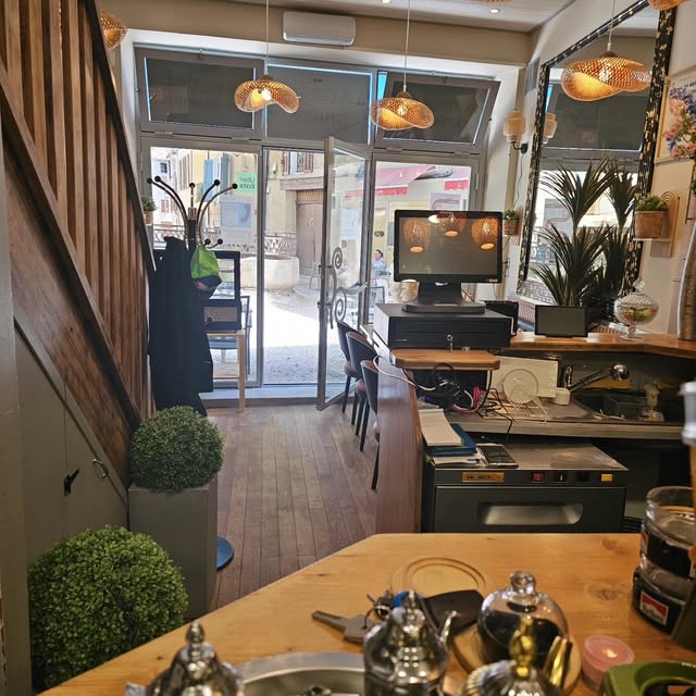 L'entrée du restaurant donnant sur la place, vue depuis le comptoir