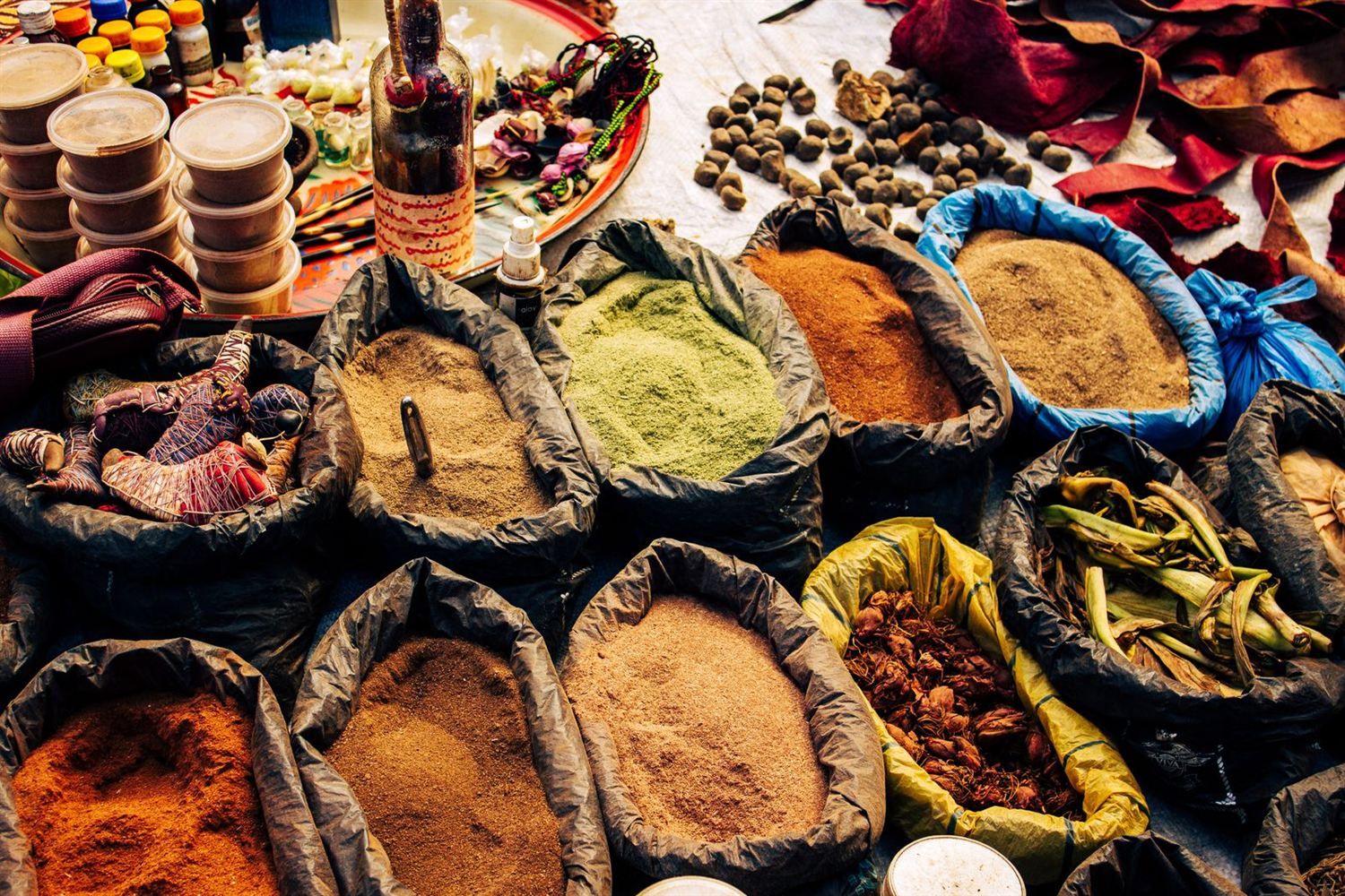 Sacs d'épices et de poudres colorées sur un marché africain